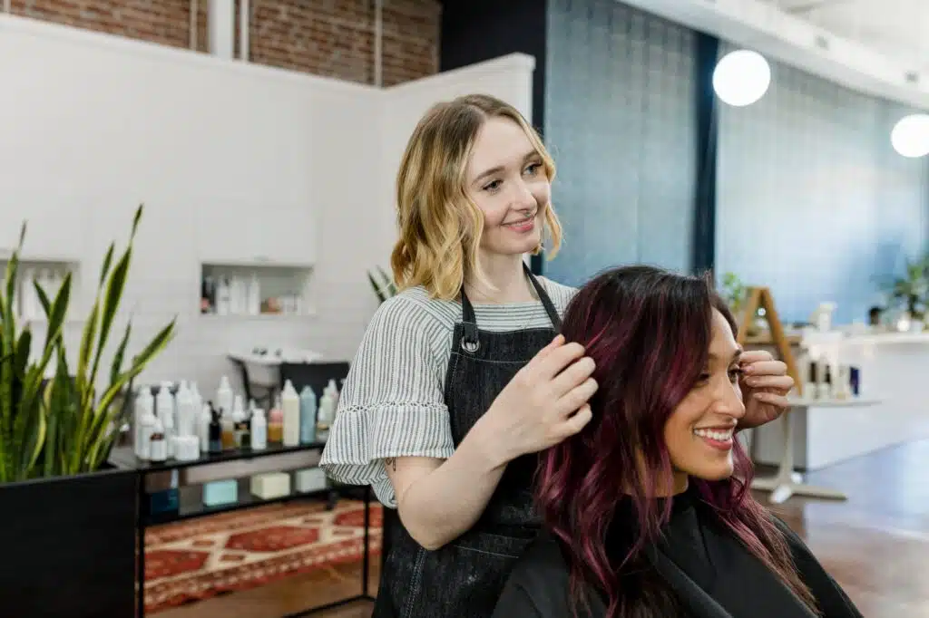 Hairstylist giving a haircut to a customer at a beauty salon Υπηρεσία MAKE UP COLOR | Rena Loizou
